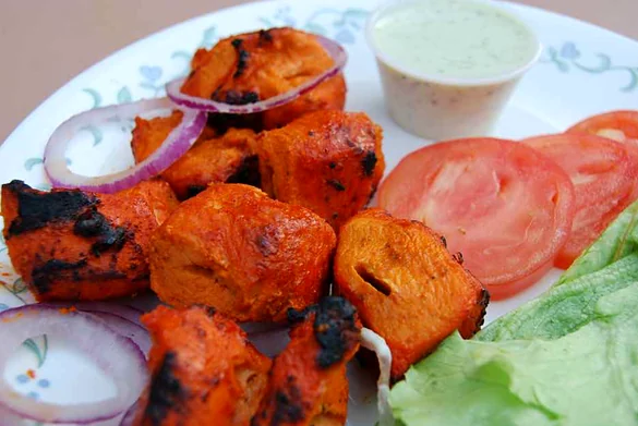 Chicken tikka with red onion, tomato and raita